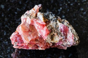 O piatră găsită de o femeie din Buzău în albia unui râu ar putea valora 1 milion de euro