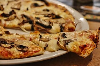 Cât costă o simplă pizza pe final de sezon, în Mamaia? Nota de plată primită de un turist român