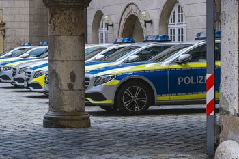 Un poliţist a fost ucis cu arma din dotare de un hoţ, la o benzinărie din Germania