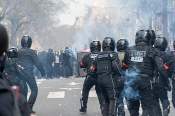 Un polițist din Franța a fost bătut crunt de mai mulți tineri