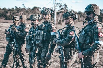 Polonia lansează un nou program de instrucţie militară, cu obiectivul de a pregăti 400.000 de persoane în 2026