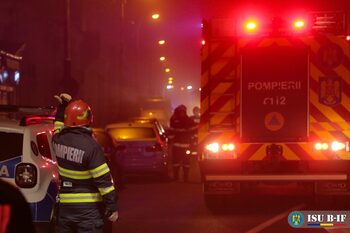 Pompierii anunță că 20 de copaci căzuți și nouă mașini avariate în București, în urma furtunii de vineri seară