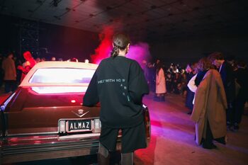 IQOS rescrie conversația în modă. O nouă creație IQOS x ALMAZ, la Bucharest Fashion Week