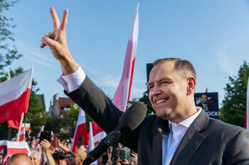 Polonia elimină impozitul pentru părinții cu minim doi copii! Guvernul Bolojan le ia 10% CASS mamelor
