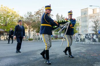 Președintele Nicușor Dan a depus o coroană de flori la fostul Club Colectiv, la 10 ani de la tragedie