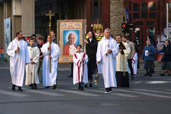 Procesiune în cinstea Sfântului Papă Ioan Paul al II-lea, pe străzile Capitalei. Restricții de circulație