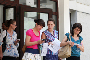 Subiecte și barem Titularizare 2025. Profesorii trec azi prin emoțiile examenului scris!