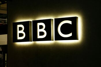 The Guardian: BBC ia în calcul o campanie de externalizare a MII de locuri de muncă. Un gigant tech din SUA ar putea (…)