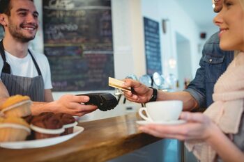 De la VIAȚA pe străzi la două masterate și propria cafenea. Povestea impresionantă a unui tânăr din Croația, (…)