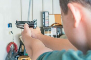 Povestea unui bărbat care a trăit 40 de ani cu un GLONȚ în cap fără să știe. Totul a plecat de la un joc din (…)