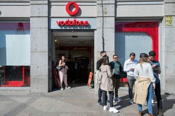 Rețelele de telefonie mobilă din Marea Britanie, afectate de o PANĂ de proporții. Clienții nu pot primi sau efectua (…)