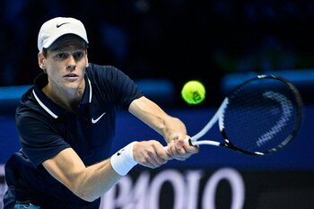 VIDEO Liderul ATP, salvat de accidentarea adversarului: Sinner, în sferturi la Wimbledon, deși era condus cu 2-0 la (…)