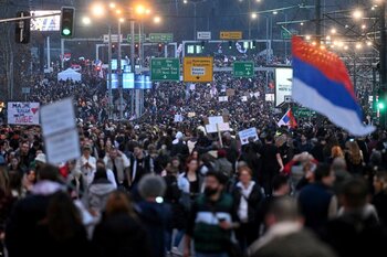 Zeci de mii de sârbi au manifestat la Belgrad pentru a cere alegeri anticipate şi sfârşitul celor 12 ani de (…)