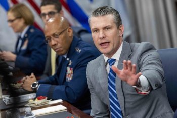 Trump îl crede “100%” pe secretarul Apărării, Pete Hegseth, care susține că nu a ordonat uciderea echipajului unei (…)