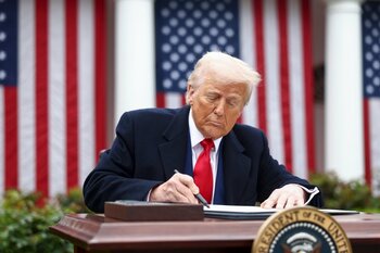 Trump ameninţă să-şi anuleze întâlnirea cu Xi, din cauza unui conflict cu privire la pământurile rare. El ameninţă (…)