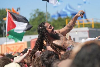 Poliţia britanică deschide o anchetă penală după declaraţii antiisraeliene ale trupelor de rap Bob Vylan şi Kneecap (…)