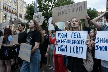 Noi proteste în Ucraina față de legea prin care este RESTRICȚIONATĂ activitatea agențiilor anticorupție