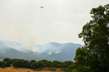 INCENDIU puternic de vegetație în Spania. Mii de turiști și localnici au fost evacuați din calea flăcărilor