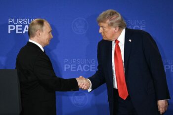 Trump se va CONSULTA cu aliații din NATO și cu Zelenski, după summitul cu Putin /„Depinde de ei să accepte”