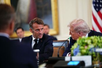 PRINS pe microfon – Trump îi șoptește lui Macron: „Cred că vrea să facă o înțelegere” (VIDEO)
