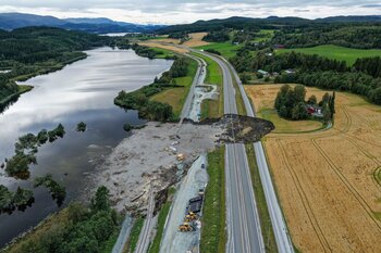 O alunecare de teren a distrus o porţiune de autostradă şi zeci de metri de cale ferată în Norvegia