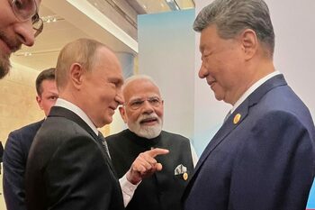 Putin a fost surprins alături de Xi Jinping și Modi la finalul SUMMITULUI OCS! Rusia, China și India resping (…)