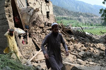 Cel puţin 812 morţi şi peste 2.700 de răniţi în urma seismului din Afganistan / Căutările echipelor de intervenție (…)