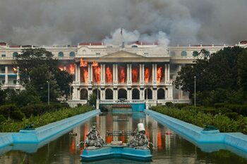 Revoluție în curs în Nepal: Protestatarii au incendiat PARLAMENTUL, instituții și locuințele politicienilor. Soţia (…)