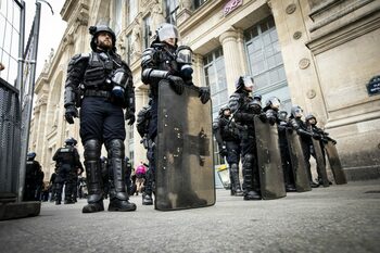 Paris: Momentul în care Poliția ATACĂ protestatarii „Blocăm Totul” adunați în zona Gare du Nord