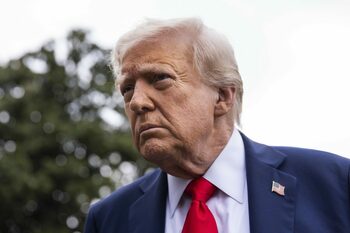 Reacția lui Donald Trump, după ce fostul său consilier a fost inculpat pentru manipularea informațiilor clasficate: (…)