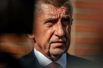 Miliardarul Andrej Babiš, câştigătorul alegerilor legislative din Cehia, a bătut palma cu extrema dreaptă și a (…)