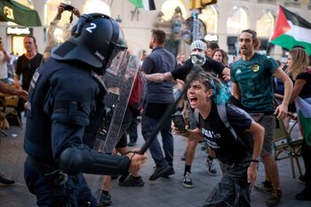 VIOLENȚE la Barcelona, în timpul unui protest pro-Palestina. Opt persoane au fost arestate, iar 20 de polițiști au (…)