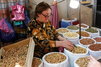 ALIMENTUL care devine un lux în România înaintea sărbătorilor de iarnă. Prețurile au explodat în piețe. Cu cât se (…)