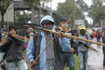 Imagini incredibile în Columbia. Mai mulți protestatari au tras cu SĂGEȚI în Ambasada americană de la Bogota