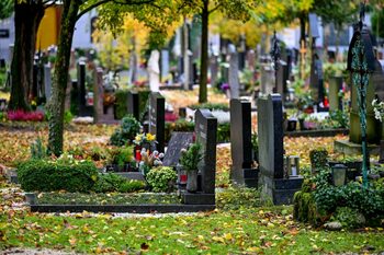 O femeie bogată a furat florile și jucăriile dintr-un cimitir, timp de 7 luni. După o înscenare ca în filme, (…)