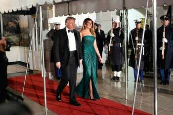 Melania Trump aduce un omagiu prințului moștenitor al Arabiei Sauditei purtând o rochie verde Elie Saab de 3.350 de (…)