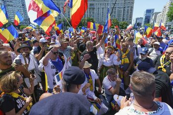 Protest AUR în Piața Victoriei. Îmbrânceli cu jandarmii, un bărbat a fost prins cu un cuțit, altul a adus o mașină (…)