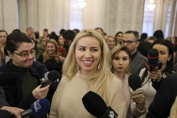 Spectacol ieftin în fața Parlamentului. Bugetarii „oprimați” mimează revolta: „Suntem victime”