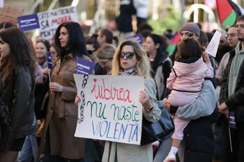 Mii de români cer măsuri împotriva violenței asupra femeilor la București și în alte orașe mari din țară: „Iubirea (…)