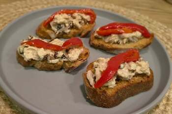 Bruschette de toamnă cu ton, ardei copți și roșii uscate / Gustarea mediteraneeană completă, cu proteine de înaltă (…)