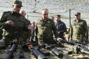 Rusia și Belarus simulează un ATAC nuclear la Zapad-2025. Putin a inspectat trupele îmbrăcat în uniformă militară