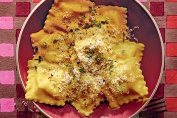 Ravioli umplute cu brânză și preparate cu sos de dovleac/ Perfecte pentru o cină rapidă și delicioasă