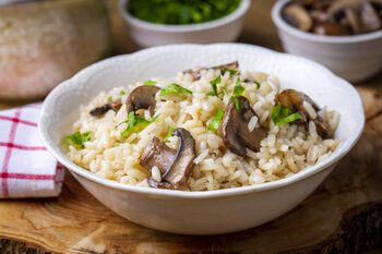 Rețeta delicioasă de pui cu orez și ciuperci. Este ușor de preparat și va fi gata în mai puțin de o oră