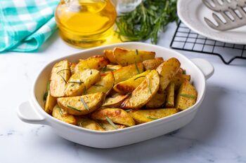 Rețetă simplă de vară: cartofi cu pesmet, usturoi și ierburi aromatice. Cum să îi oferi un gust exact ca la restaurant