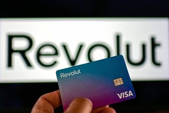 Lovitură pentru băncile tradiționale: Revolut cumpără o bancă și intră în liga grea alături de Banca Transilvania, (…)