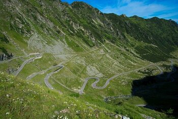 Viitură pe Transfăgărășan. Zeci de autoturisme au rămas blocate (Video)