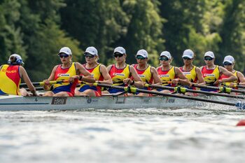 Echipajul României de 8+1 feminin, medaliat cu aur la Cupa Mondială de Canotaj de la Lucerna