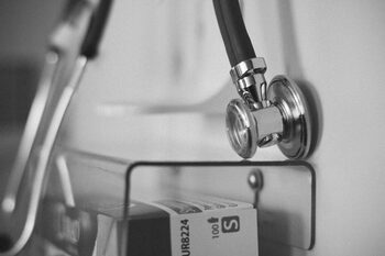 Scleroza multiplă începe mult mai devreme decât se credea anterior. Iată cu câți ani și care sunt primele simptome