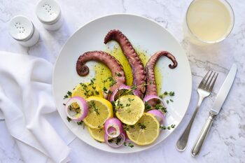 Cât a plătit un român pentru un burger, o friptură și o caracatiță la o tavernă din Thassos