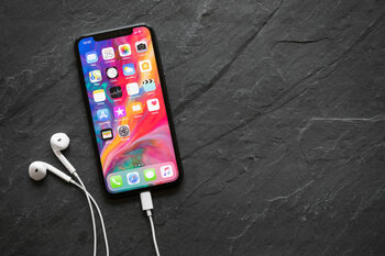 De ce își pierde iPhone-ul BATERIA peste noapte și cum poți preveni asta